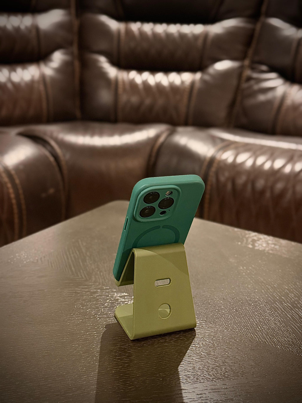 Soporte para móvil y tablet verde mate